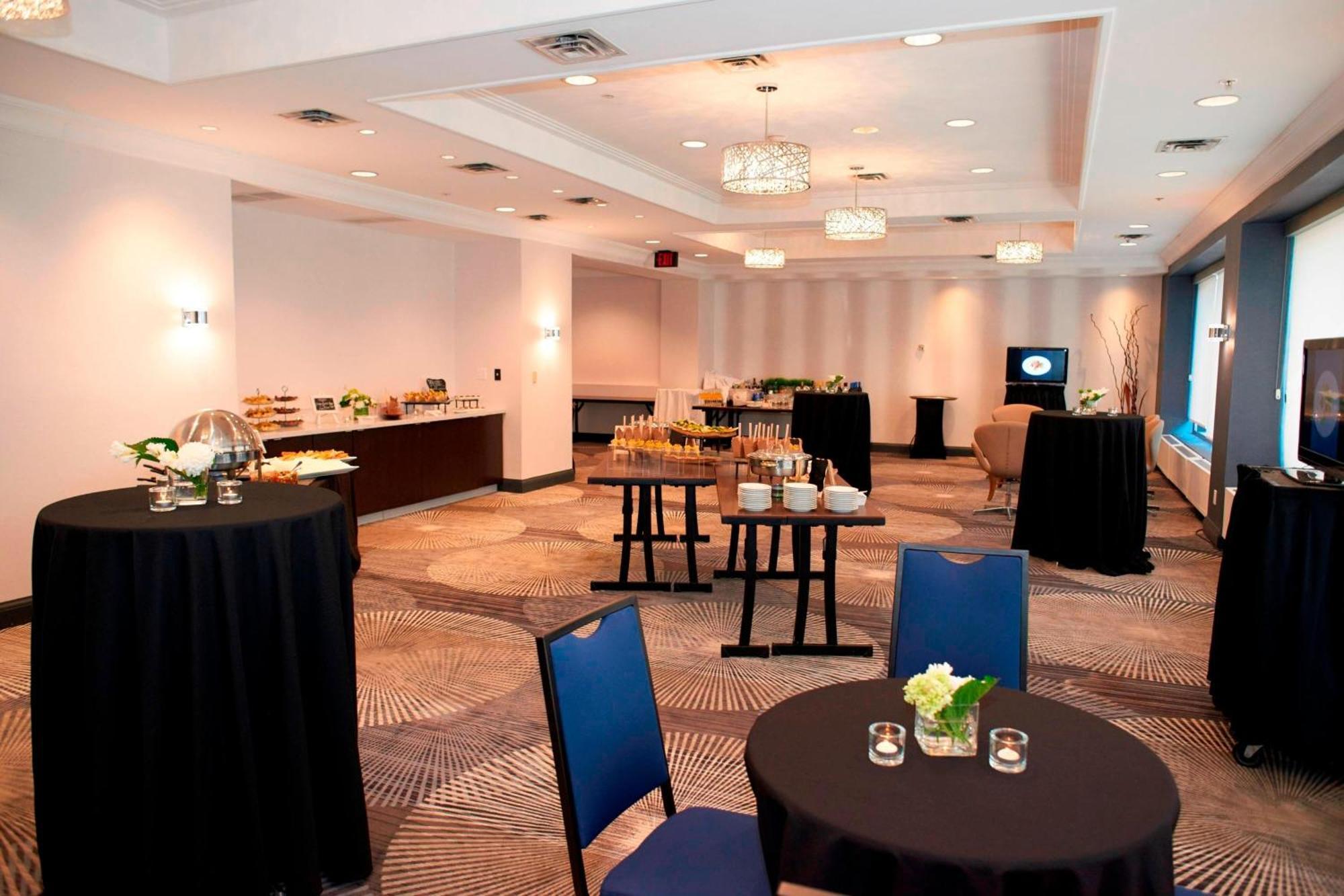 Courtyard By Marriott Toronto Downtown Hotel Buitenkant foto